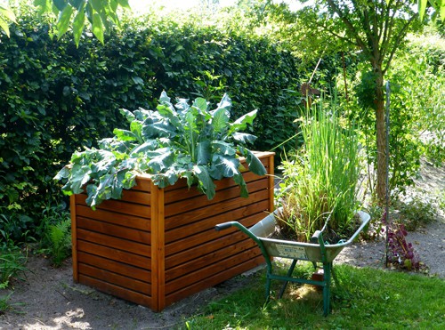 Raised garden bed